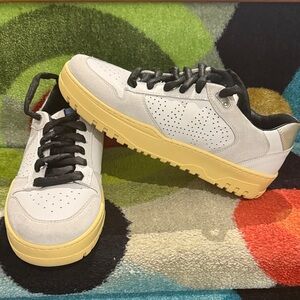 P448 John shoe with silver leather heel tab.